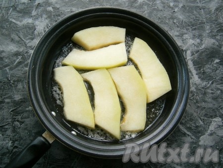 Влить лимонный сок и выложить ломтики дыни.