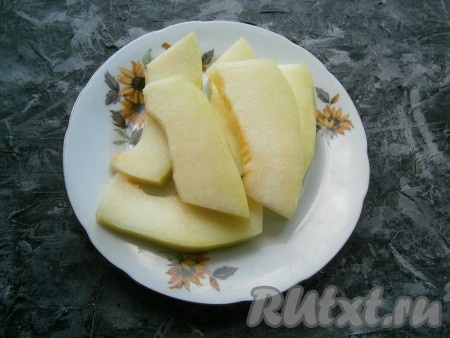 Очистить её от кожуры и нарезать на ломти толщиной около 0,5-1 см.

