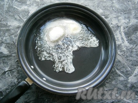 В сковороде разогреть сливочное масло, добавить 1 столовую ложку сахара, перемешать.
