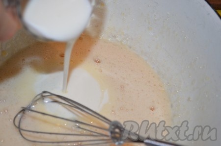 Яйца взбиваем с сахаром, добавляем кефир.