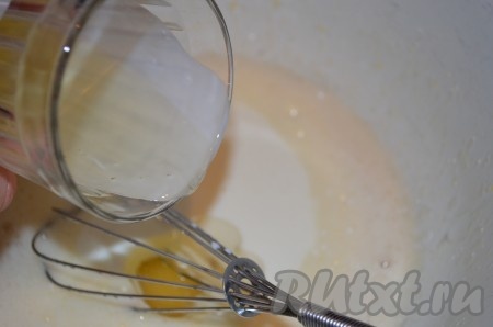 Добавляем масло, ещё раз взбиваем.