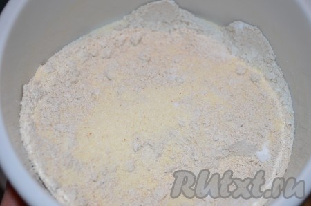 Муку смешиваем с манкой и разрыхлителем, порциями добавляем в тесто, каждый раз тщательно перемешивая.