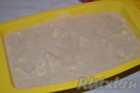 Оставляем тесто на 10 минут, затем перекладываем в форму, выпекаем&nbsp;кекс в разогретой духовке&nbsp; 30-40 минут при температуре 180 градусов.
