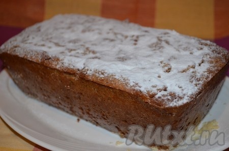 Остывший кекс посыпаем сахарной пудрой. 