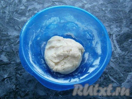 Далее вливать кипяток и сразу, перемешивая ложкой, начать замешивать тесто. Когда тесто немного остынет, продолжить замешивать тесто руками. Делать это нужно осторожно, тесто будет достаточно горячим. В результате замешивания получится достаточно мягкое, но плотное тесто. Дать тесту остыть при комнатной температуре. Обернуть остывшее тесто пищевой плёнкой и отправить в холодильник на 30-40 минут.
