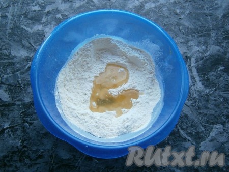 Влить растительное масло.