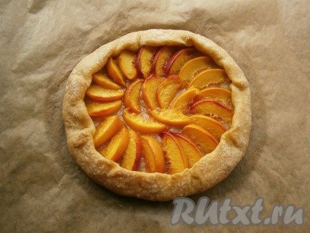 Сверху тесто смазать немного растительным маслом и чуточку посыпать сахаром. Выпекать галету 30-40 минут (до румяного цвета) в разогретой до 180 градусов духовке.
