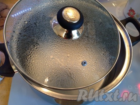 Поставить подсоленную воду на огонь.