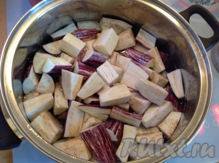 В кипящую воду опустить нарезанные баклажаны (если все баклажаны не поместятся в кастрюлю, отваривайте их несколькими партиями) и варить 5 минут с момента закипания.