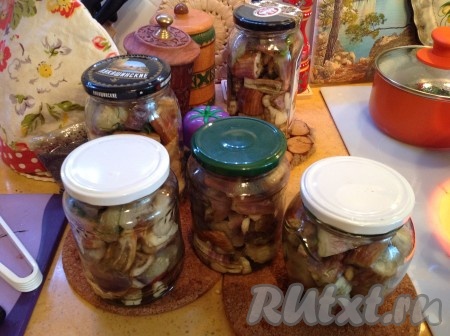 В банки положить ещё слой чеснока с укропом и наполнить все баночки отваренными баклажанами доверху.