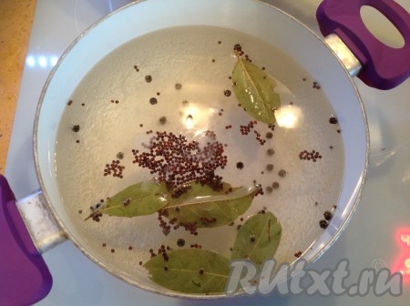 Для приготовления маринада в кастрюлю налить воду, добавить соль, сахар, перец, лаврушку и семена горчицы. Довести до кипения, варить 2 минуты на небольшом огне, затем добавить уксус.