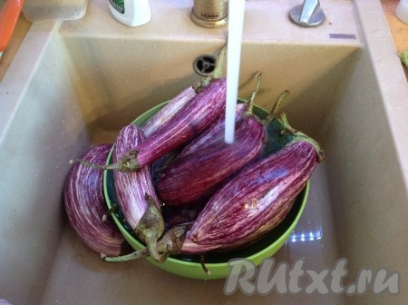 Баклажаны вымыть и выложить на полотенце.