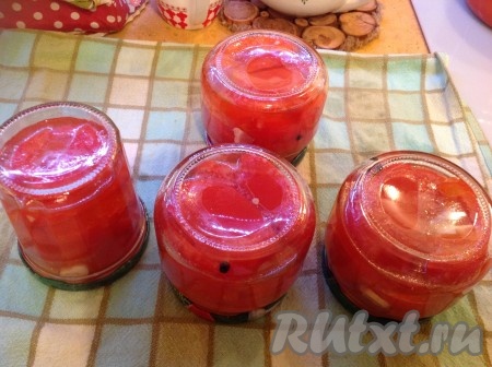 Далее заполняем баночки перцами до верха, туда же попадёт чеснок и перчик. Доливаем до краёв маринадом. Накрываем банки с гогошарами крышками, закатываем и переворачиваем.