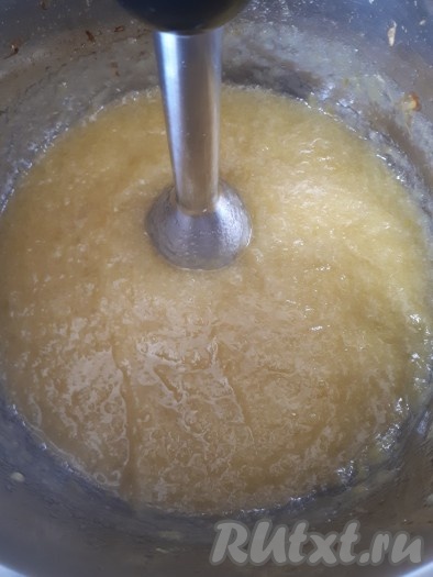 Для получения более однородной консистенции джем из кабачков можно пробить погружным блендером.
