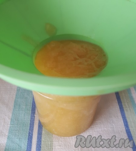 Горячий джем разложить в чистые простерилизованные банки и закупорить прокипячёнными крышками.
