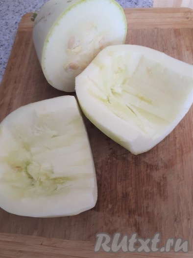 Кабачки вымыть, если необходимо, снять кожицу, очистить от семечек.