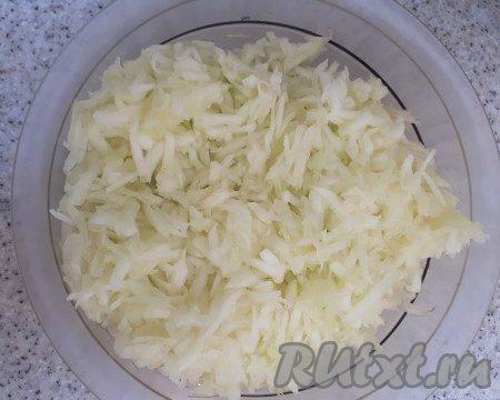 Натереть кабачки на крупной тёрке.
