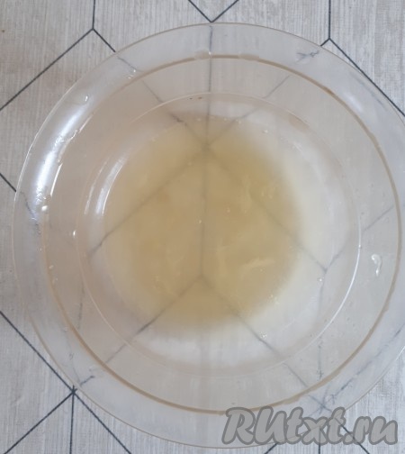 Выжать из лимона сок.
