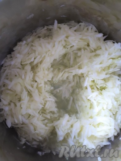 Натёртые кабачки сложить в кастрюлю, поставить на огонь и варить на среднем огне, часто помешивая. Кабачки пустят много сока. Варить нужно до тех пор, пока жидкость почти полностью не выкипит.
