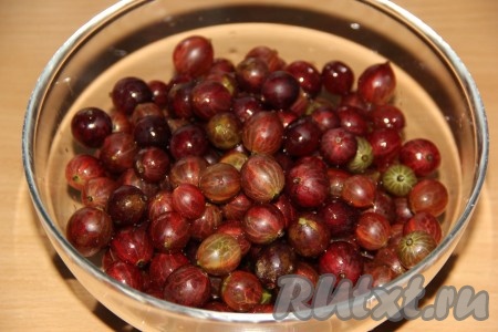 Крыжовник перебрать, удалить веточки и хвостики у ягод (я срезаю хвостики ножницами).&nbsp;Хорошо промыть ягоды.
