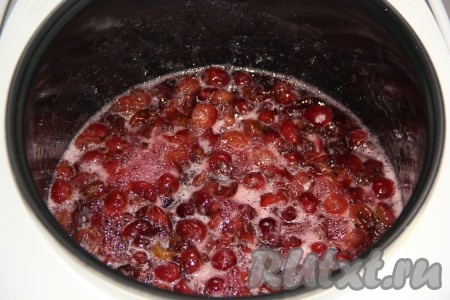 Аккуратно перемешать крыжовник с сахаром и поместить чашу в мультиварку. Выставить режим "Тушение" на 30 минут. Закрыть крышку мультиварки и готовить варенье до звукового сигнала. Не стоит брать больше ягод или сахара, так как варенье может "убежать". В процессе варки я один раз сняла пенку.
