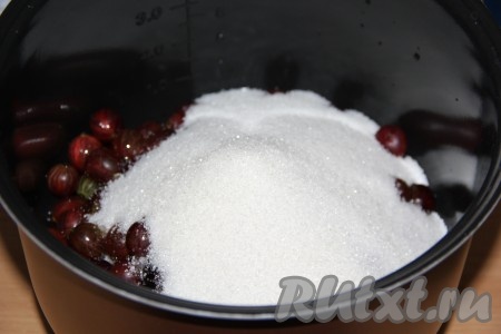 Выложить крыжовник в чашу мультиварки, добавить сахар.
