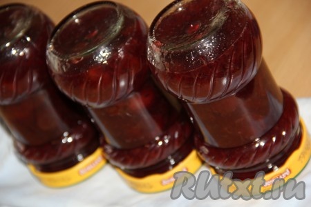 Перевернуть баночки, укутать в одеяло, оставить до полного остывания и убрать на хранение в кладовку или погреб. У меня получилось три банки по 350 мл.
