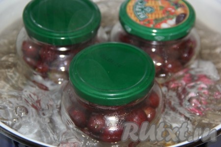 Когда вода в кастрюле закипит, можно уменьшить огонь и оставить банки стерилизоваться в течение 30 минут. Можно прикрыть баночки прокипячёнными крышками.
