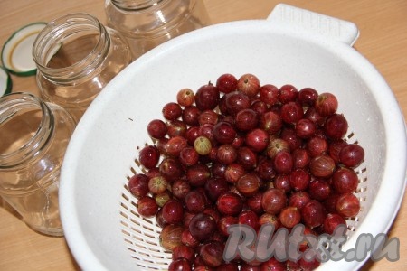 Из этого количества ягод получается 3 банки по 400 мл. Ягоды перебрать и тщательно промыть.
