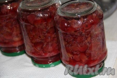 Я сразу содержимое одной банки пробила погружным блендером и подала в качестве ягодного соуса. Очень вкусно! Это варенье прекрасно подходит в качестве заправки для салата из свежих овощей, придавая блюду неповторимый вкус.
