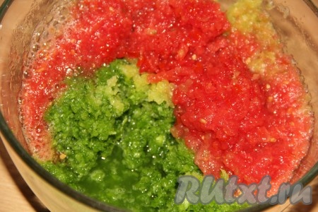 Пропустить через мясорубку стрелки чеснока, помидоры и перец.