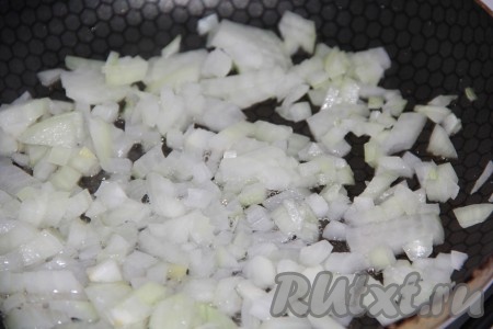 Лук мелко нарезать и обжарить на сковороде на растительном масле до золотистого цвета, периодически помешивая.

