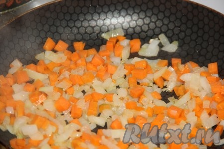Обжарить овощи на среднем огне в течение 5 минут, иногда помешивая.
