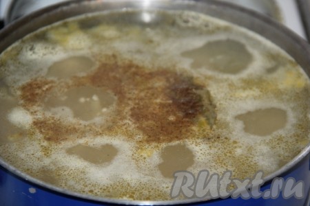 Когда суп с пшеном и фрикадельками проварится минут 15, добавить в него обжаренные овощи, специи и соль, довести до кипения. Затем варить на небольшом огне минут 5. По прошествии времени снять кастрюлю с огня и дать супу настояться в течение 10-15 минут под крышкой.
