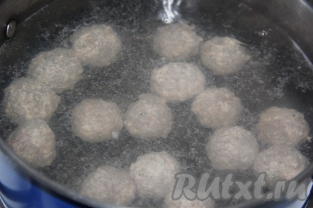 2 литра воды налить в кастрюлю, поставить на огонь и довести до кипения. Опустить в кипящую воду фрикадельки.
