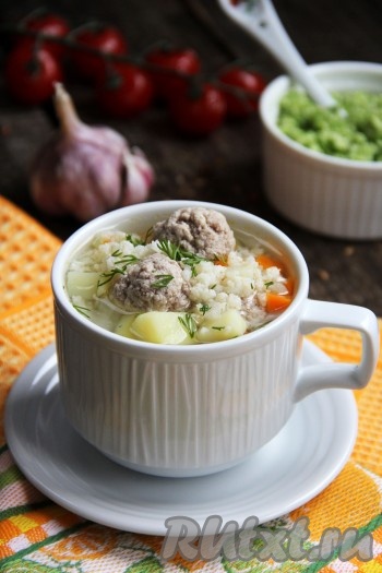 Аппетитный, сытный, вкусный суп с фрикадельками и пшеном подать в горячем виде. Можно добавить рубленную зелень или сметанку. Такой супчик и насытит, и порадует отменным вкусом, и прекрасно разнообразит повседневное меню, попробуйте!
