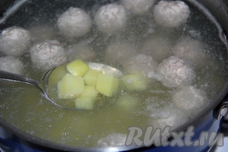 Как только бульон с фрикадельками закипит, добавить картофель.