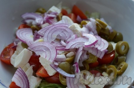 Красный лук порезать полукольцами и тоже отправить в салат.