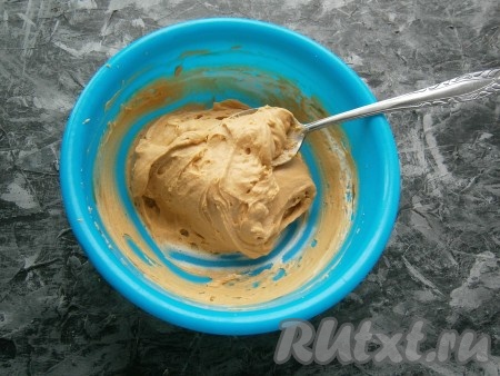 Добавить каплю ромовой эссенции и снова взбить до однородности. Крем из варёной сгущёнки и сметаны получается пышным и довольно густым.
