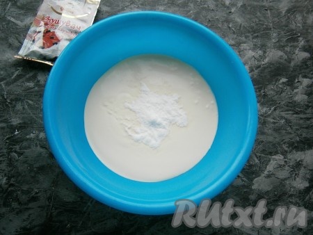 Сметану выложить в миску, смешать её с 1 чайной ложечкой сахара, всыпать загуститель (его можно приобрести в любом супермаркете), снова перемешать.
