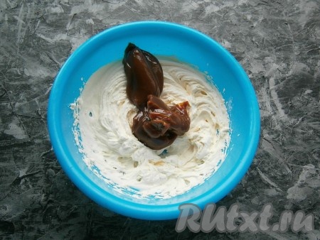 Взбить сметану с сахаром и загустителем миксером на средней скорости до густого состояния. Мне потребовалось буквально 3-4 минуты, сметана стала густой. Добавить варёную сгущенку.
