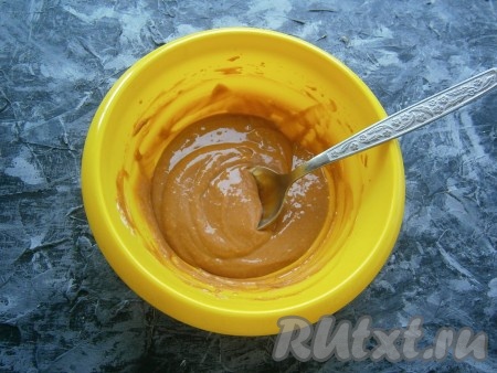 Хорошенько перемешать миксером сгущёнку с маслом и сметаной.