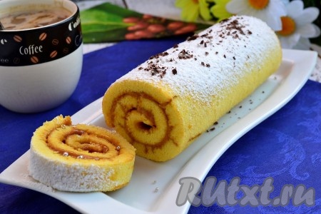 Бисквитный рулет с варёной сгущёнкой