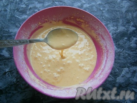 Ложкой перемешать тесто до однородности. Тесто должно получиться не густым, оно должно стекать с ложки.