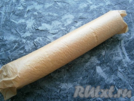 Выпекать бисквит около 15 минут в разогретой до 170 градусов духовке. Время регулируйте по своей духовке, низ бисквита не должен зажариться, а верх готового бисквита не должен липнуть. Сразу же, горячим, прямо в пергаменте свернуть бисквит в рулет и оставить его до полного остывания.
