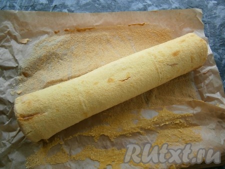 Снова бисквит плотно свернуть в рулет.
