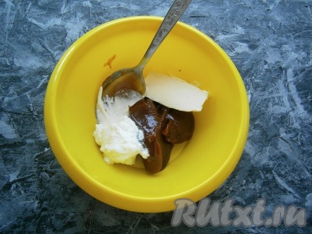 К варёной сгущёнке добавить размягчённое масло и 1 столовую ложку сметаны.&nbsp;
