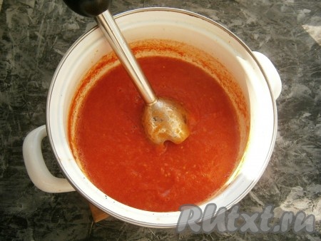 Добавить горошины чёрного перца и варить на медленном огне ещё 15-20 минут под закрытой крышкой, периодически перемешивая. Затем ещё 10 минут варить овощи без крышки. Далее измельчить погружным блендером до однородного состояния.
