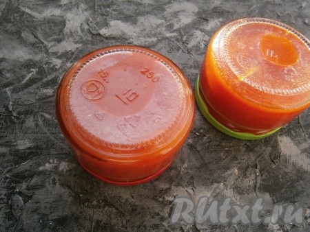 Перемешать острый томатный соус, довести до кипения и варить, не накрывая крышкой, на медленном огне, помешивая, еще 10 минут. В конце влить 1 чайную ложечку уксуса. Разлить соус сразу же по простерилизованным баночкам и закрутить прокипяченными крышками. Перевернуть банки, хорошо укутать и оставить до полного остывания.
