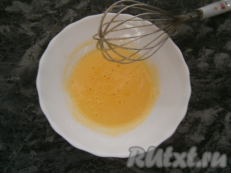 Хорошенько перемешать венчиком яйца и сахар.
